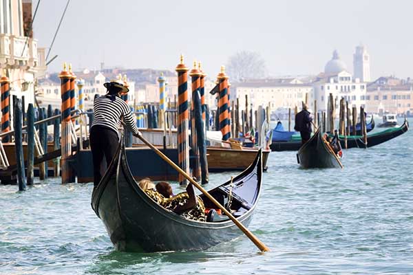 Paseo en góndola por Venecia Paseo en góndola por Venecia
