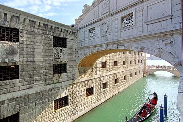 Puente de los Suspiros Puente de los Suspiros Palacio Ducal